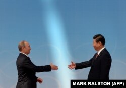 Сі Цзіньпін вітає Володимира Путіна. Китай під проводом Сі твердо не засудив агресію Росії проти України