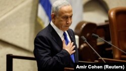 Premierul Beniamin Netanyahu a decis amânarea adoptării controversatei reforme a sistemului judiciar în urma protestelor și grevei generale care a cuprins luni Israelul. 