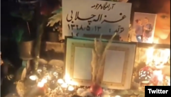 Oamenii se adună pe 21 decembrie la mormântul unuia din protestatarii uciși în demonstrațiile din Iran.