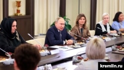Владимир Путин на встрече с якобы матерями солдат
