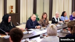 Путин во время встречи с матерями военнослужащих.
