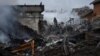 Mentők dolgoznak az orosz rakétacsapás által súlyosan megrongált lakóépületeknél az ukrajnai Dnyipróban