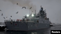 Fregata rusă „Amiralul Flotei Uniunii Sovietice Gorshkov”, înarmată cu arme hipersonice Zircon, părăsește baza navală din Severomorsk, Rusia. Imagine preluată dintr-o înregistrare difuzată pe 4 ianuarie 2023.