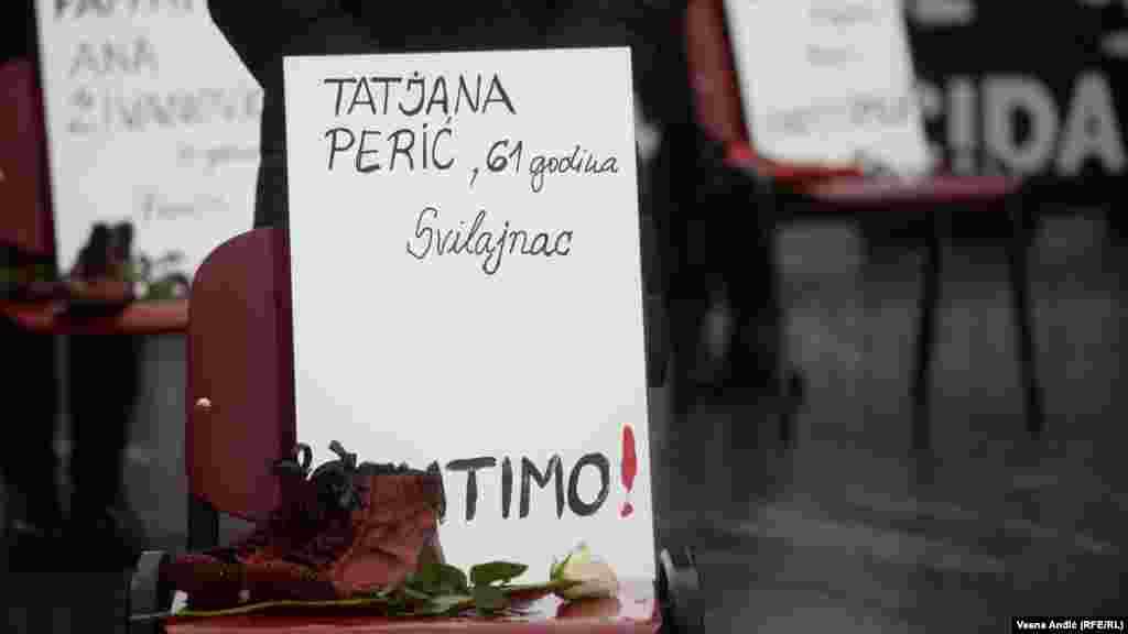 &quot;Ogledalo je način da pogledamo u oči jedni drugima. Cipele govore da su one prisutne u našem sećanju i da ćemo tražiti pravdu za sve ubijene žene. Na ovaj način činimo javnim i vidljivim ono što se skriva i umanjuje&quot;, rekla je za RSE jedna od organizatorki Staša Zajović iz mirovne organizacije Žene u crnom. &nbsp;