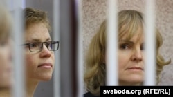 Tut.by journalists Maryna Zolatava (left) and Lyudmila Chekina appear in a Minsk court in March 2023.