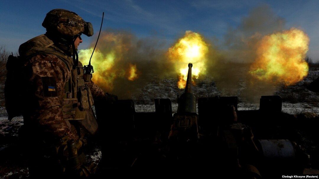 Украинские военные ведут огонь из зенитной установки на окраине Бахмута, 10 января 2023 года