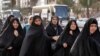 Iráni nők a szomszédos Irakban található síita szent városban, Nedzsefben 2022. december 4-én