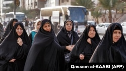 Iráni nők a szomszédos Irakban található síita szent városban, Nedzsefben 2022. december 4-én