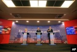 Прэм’ер-міністар Альбаніі Эдзі Рама (справа) выступае падчас прэс-канфэрэнцыі на саміце Эўразьвяз — Заходнія Бальканы ў Тыране, 6 снежня 2022