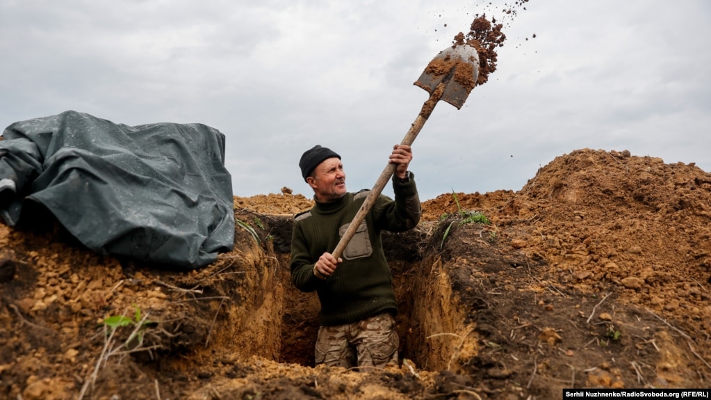 Український військовий копає траншею на передній лінії оборони. Район міста Лиман Донецької області, 18 квітня 2022 року Учасники походу під командуванням генерал-полковника Армії УНР Михайла Омеляновича-Павленка подолали понад 2500 кілометрів територією сучасних Житомирської, Київської, Черкаської, Кіровоградської, Миколаївської, Одеської, Вінницької областей. Вони провели майже 50 переможних боїв. «Похід став однією з найгероїчніших і найуспішніших бойових операцій часів Української революції 1917−1921 років», – нагадує Інститут національної пам’яті.