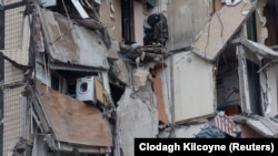 Вид на многоквартирный дом, пострадавший от российского ракетного удара в Днепре, 14 января 2023 года