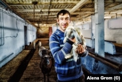 Lenya, un pacient al spitalului psihiatric, arată camerei unele dintre animalele de care a avut grijă în timpul invaziei. „Lenya iubește animalele și se joacă cu iepurii de parcă ar fi proprii lui copii”, a spus una dintre infirmiere.