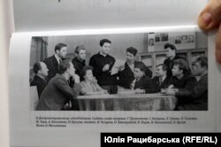 Олекса Вусик (стоїть скраю праворуч) серед колег