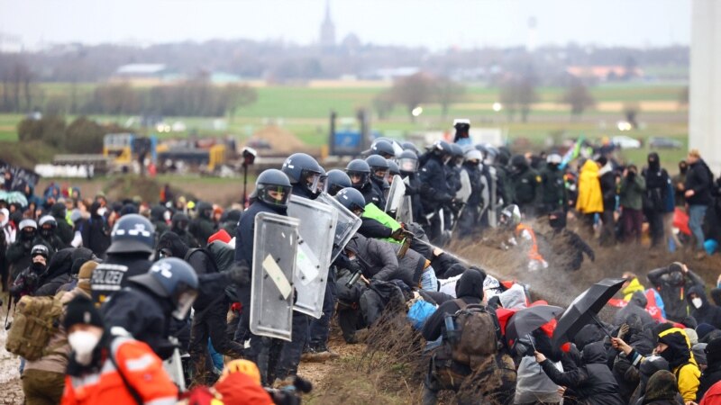 Повредени 70 полицајци во Германија за време на протестите против проширување на рудник
