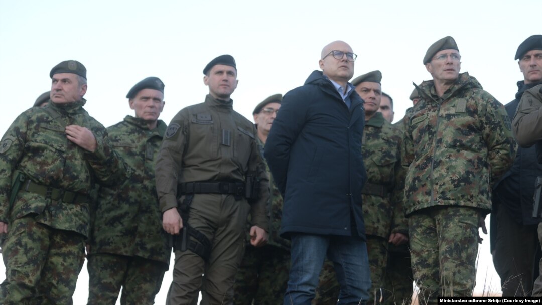Министерот за одбрана Милош Вучевиќ со припадниците на српската армија во близина на границата со Косово, 26 декември 2022 година