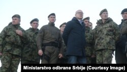Miloš Vučević na fotografiji sa pripadnicima Vojske Srbije u blizini granice sa Kosovom, decembar 2022.