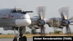 Një bombardues strategjik i Forcave Ajrore Ruse - Tupolev Tu-95MS në aeroportin Engels. Fotografi ilustruese. 