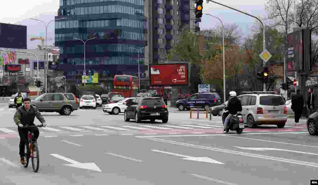 МВР апелира да се следат инструкциите на сообраќајната олиција која го контролира одвивањето на сообраќајот во реоните на блокадите