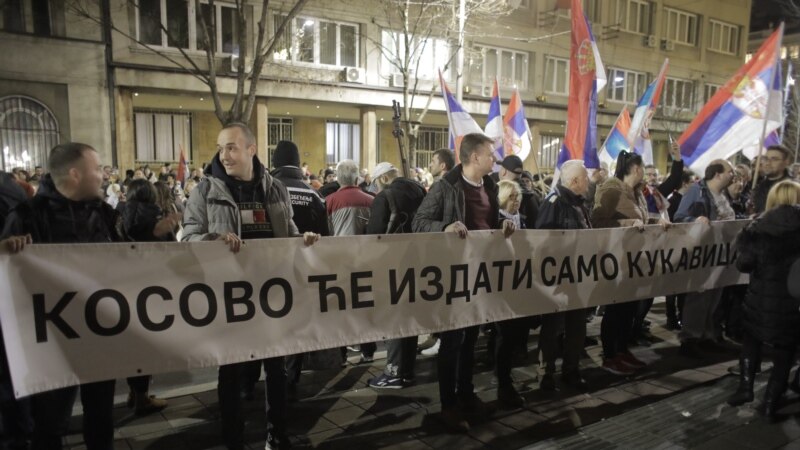 Desničari ispred Vučićevog kabineta na protestu protiv pregovora sa Kosovom 