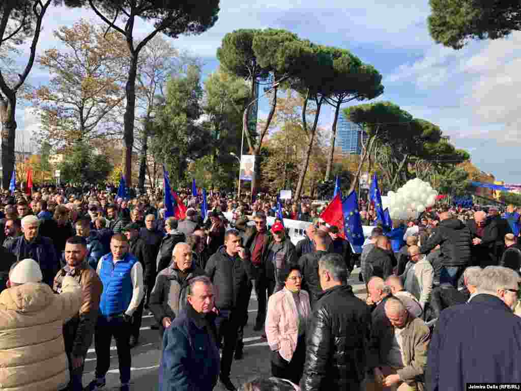 Sali Berisha tha një ditë më parë&nbsp;se protesta nuk kërcënon &ldquo;sigurinë e miqve evropianë&rdquo;, por shtoi se kërcënim për Shqipërinë përbën &ldquo;Rama dhe Qeveria e tij&rdquo;.