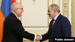 Armenia - Prime Minister Nikol Pashinian meets with U.S. envoy Philip Reeker in Yerevan, November 1, 2022.