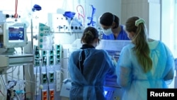 Zdravstveni radnici na pedijatrijskoj jedinici intenzivne njege u bolnici St. Joseph Tempelhof u Berlinu, Njemačka, 5. decembra 2022.