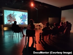 Vizionare în timpul realizării filmului de animație despre Mădălina la asociația DocuMentor