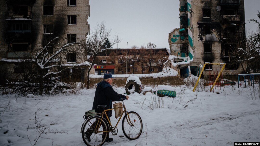 După ce Ucraina a atacat două baze militare ale Rusiei, Moscova a ripostat cu zeci de atacuri cu bombe. E de așteptat că numărul atacurilor să crească zilele următoare, ceea ce ar putea afecta și mai mult viața civililor. Imagine din Borodianka, acolo unde a venit deja iarna. 