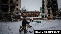 După ce Ucraina a atacat două baze militare ale Rusiei, Moscova a ripostat cu zeci de atacuri cu bombe. E de așteptat că numărul atacurilor să crească zilele următoare, ceea ce ar putea afecta și mai mult viața civililor. Imagine din Borodianka, acolo unde a venit deja iarna. 