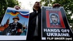 Protest anti-Putin în 2014, la începutul intervenției Rusiei în Ucraina, în fața Ambasadei Rusiei din Praga. 17 aprilie 2014