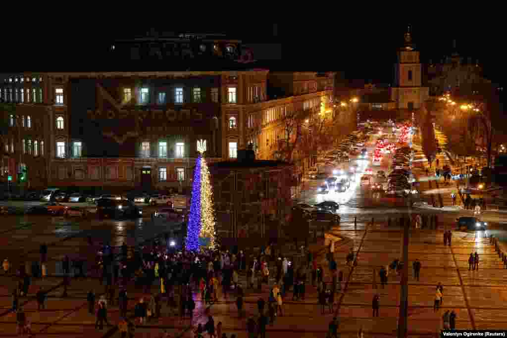 O vedere generală arată un pom de Crăciun din Piața Sofia din Kiev, Ucraina, 19 decembrie 2022. Foto: REUTERS/Valentyn Ogirenko