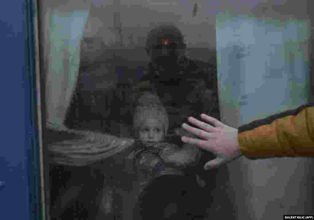 Бацька разьвітваецца са сваёй дачкою, якая сядзіць у эвакуацыйным цягніку на цэнтральнай чыгуначнай станцыі Адэсы ва Ўкраіне. 7 сакавіка 2022
