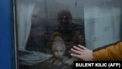 Эвакуацыя, бацька разьвітваецца з малой дачкой, якая сядзіць у цягніку, Адэса, 7 сакавіка 2022 году