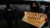 Жительница Казани с плакатом &quot;Прекратите войну! Мы против бомбежек Украины&quot; &mdash;&nbsp;одна из первых (а, может, и самая первая) протестующих, вышедших под часы на пешеходной улице Баумана вечером 24 февраля 2022 года.<br />
&nbsp;