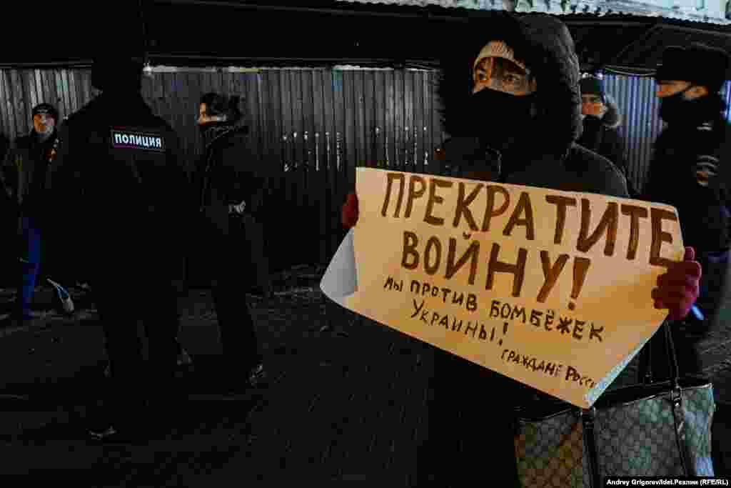 Жительница Казани с плакатом &quot;Прекратите войну! Мы против бомбежек Украины&quot; &mdash;&nbsp;одна из первых (а, может, и самая первая) протестующих, вышедших под часы на пешеходной улице Баумана вечером 24 февраля 2022 года. &nbsp;