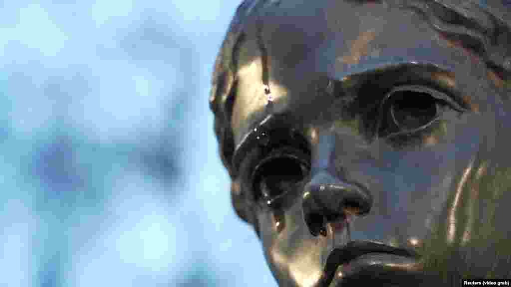 Rain runs down the face of a statue in Kyiv dedicated to the victims of the Holodomor on November 26, the day&nbsp;on which Ukraine commemorates this catastrophic famine that killed millions in 1932-33.&nbsp;