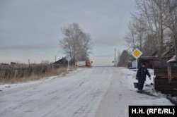 Egy idős bukacsacsai lakos egy vödör vizet visz haza