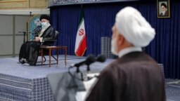 غلامحسین محسنی اژه‌ای (راست) در بیت خامنه‌ای