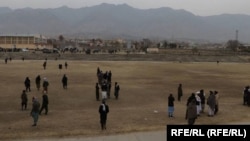 تصویر از ولایت پروان که در آن طالبان تعدادی از افراد را در محضر عام شلاق زده اند