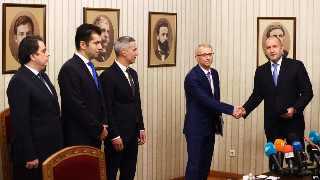 Президентът Румен Радев връчва мандата за правителство на кандидата за премиер на "Продължаваме промяната" Николай Денков. Андрей Гюров, Кирил Петков и Асен Василев също присъстваха на връзването на мандата