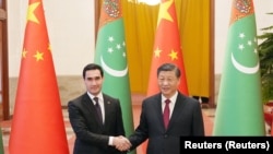 Serdar Bedimuhamedow hem Si Jinping. Pekin, 2023-nji ýylyň 6-njy ýanwary.