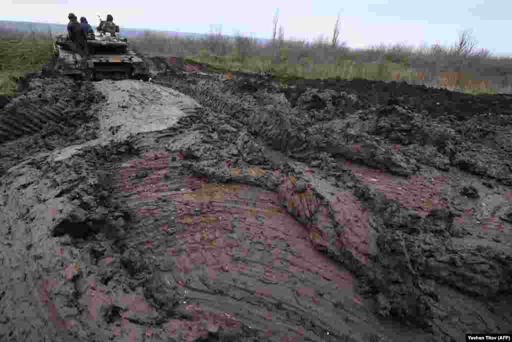 Украински танк си пробива път през дълбока кал на неизвестно място през ноември.