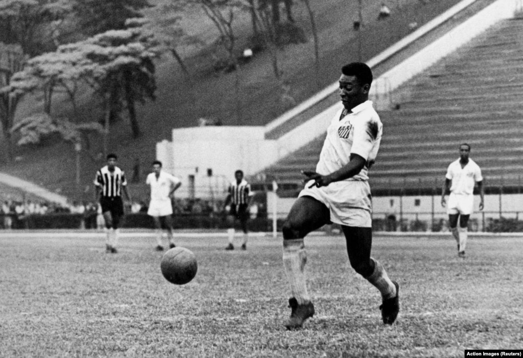 Më 1959, ai shënoi 127 gola për Santosin, që mendohet të jetë shifra më e madhe e golave të shënuar nga një futbollist i një klubi brenda një viti kalendarik.