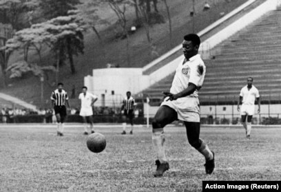 Më 1959, ai shënoi 127 gola për Santosin, që mendohet të jetë shifra më e madhe e golave të shënuar nga një futbollist i një klubi brenda një viti kalendarik.