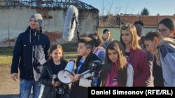 Даниел Симеонов с децата от кинопаралелката в училището в село Дерманци