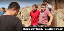 Археолог-любитель Ерлан Жагипаров (в розовой футболке) был задержан силовиками в Алматы 6 января 2022 года. Через несколько дней семья забрала его истерзанное тело из морга