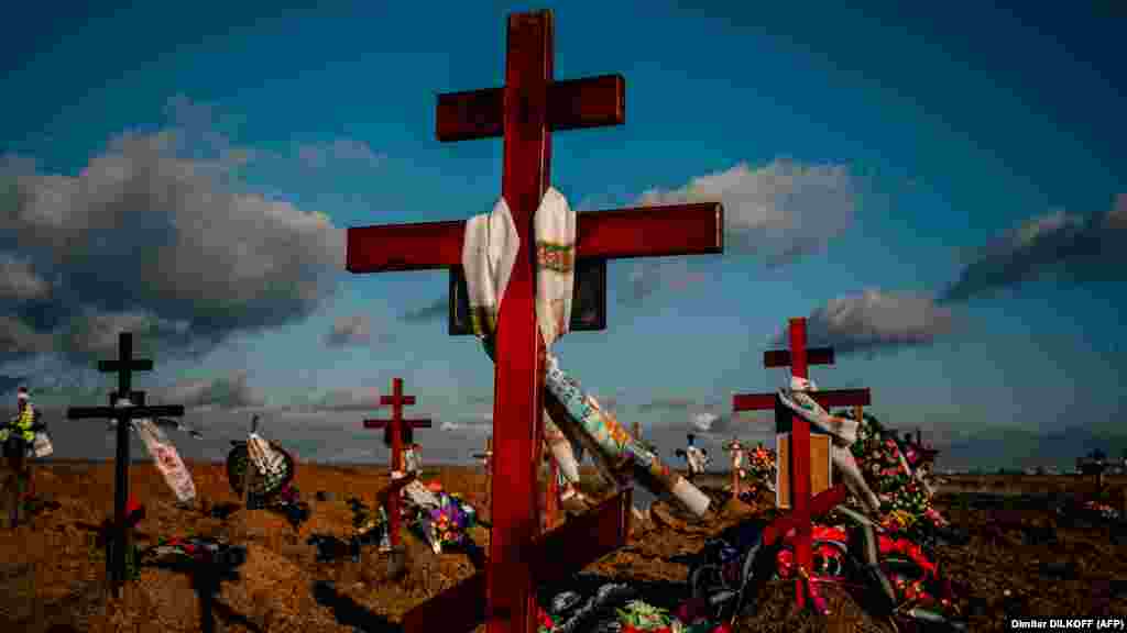 Cruci pe morminte noi într-un cimitir de la Herson, Ucraina.