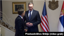 Специјалниот советник во Стејт департментот на САД, Дерек Шолe и претседателот на Србија, Александар Вучиќ, Белград, 12 јануари 2023 година.