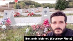 Benjamin Mehmeti para varreve të motrës së madhe dhe babait të tij - të vrarë gjatë Masakrës së Reçakut.