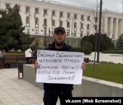 Эйваз Умеров провел одиночный пикет у здания российского правительства Крыма против «произвола крымской власти». Симферополь, 28 декабря 2022 года